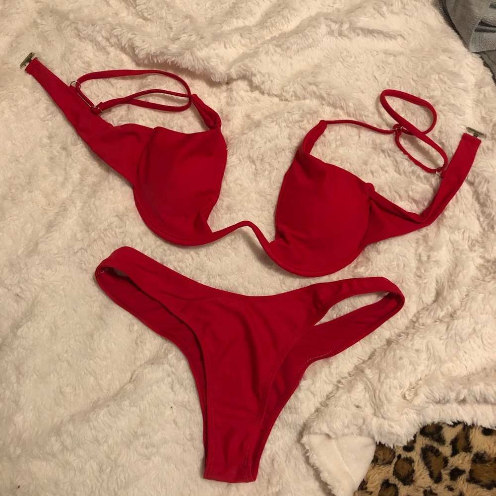 Red bikini - Picture 2 of 3